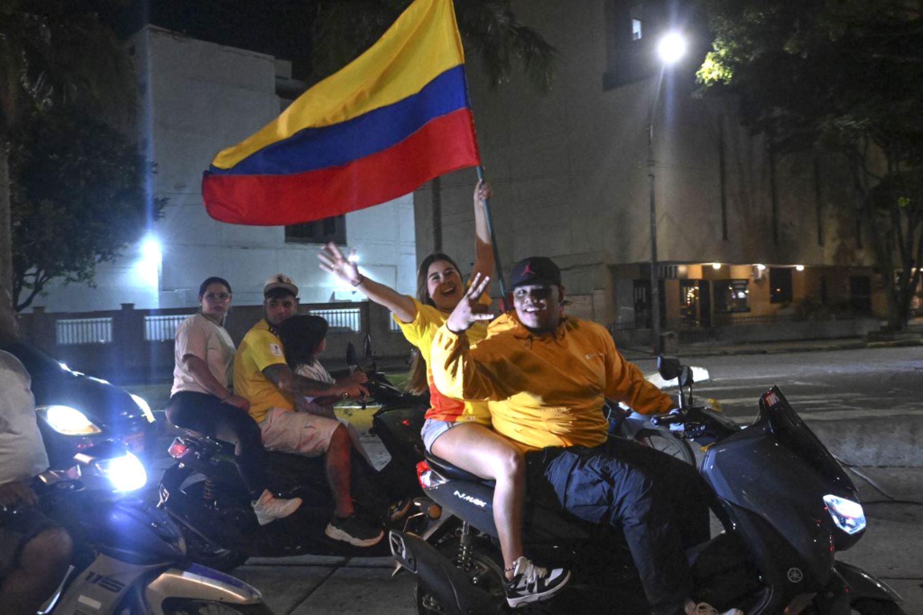 Aficionados colombianos celebran la victoria de su equipo después del partido de fútbol semifinal de la Copa América 2024 entre Uruguay y Colombia en Cali, Colombia. Foto: AFP