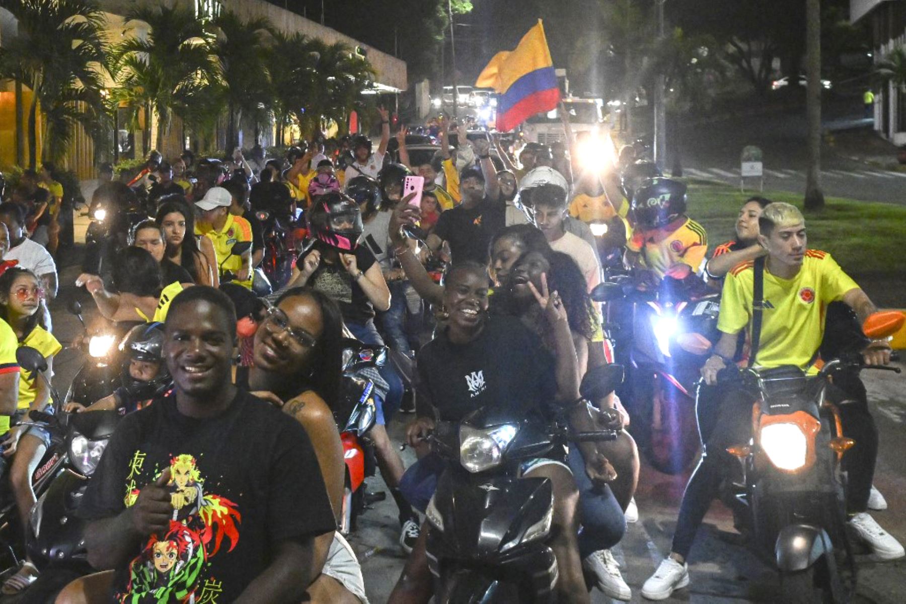 Aficionados colombianos celebran la victoria de su equipo después del partido de fútbol semifinal de la Copa América 2024 entre Uruguay y Colombia en Cali, Colombia. Foto: AFP