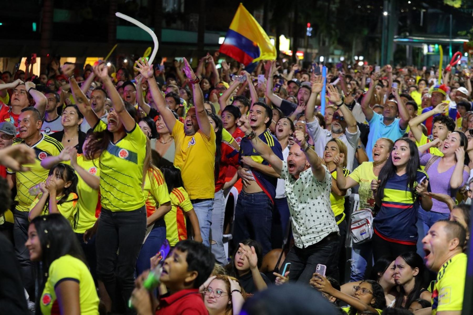 Los fanáticos del fútbol colombiano reaccionan después del partido de semifinal de la Copa América 2024 entre Uruguay y Colombia en un parque en Envigado, provincia de Antioquia, Colombia. Foto: AFP