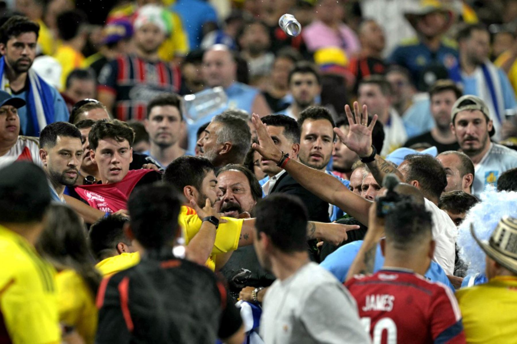 Los fanáticos de Colombia pelean con los fanáticos de Uruguay después del partido semifinal de la CONMEBOL Copa América 2024 entre Uruguay y Colombia en el estadio Bank of America. Foto: AFP