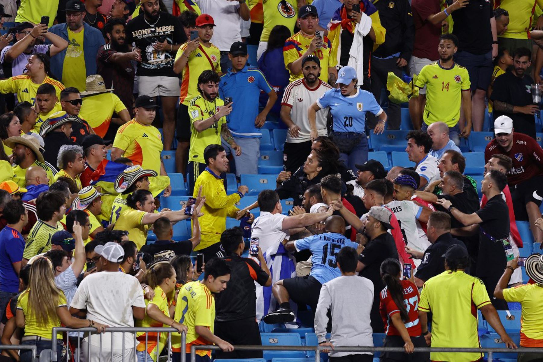 Los fanáticos de Colombia pelean con los fanáticos de Uruguay después del partido semifinal de la CONMEBOL Copa América 2024 entre Uruguay y Colombia en el estadio Bank of America. Foto: AFP