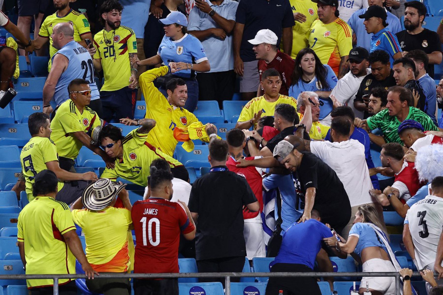 Los fanáticos de Colombia pelean con los fanáticos de Uruguay después del partido semifinal de la CONMEBOL Copa América 2024 entre Uruguay y Colombia en el estadio Bank of America. Foto: AFP