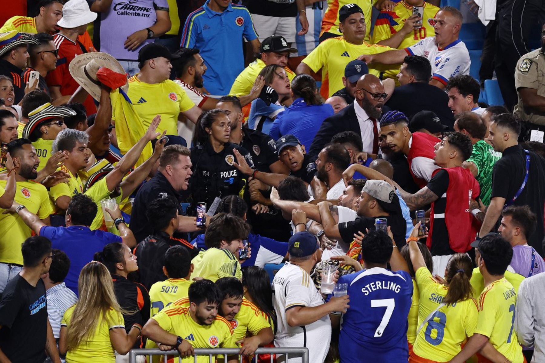 Los fanáticos de Colombia pelean con los fanáticos de Uruguay después del partido semifinal de la CONMEBOL Copa América 2024 entre Uruguay y Colombia en el estadio Bank of America. Foto: AFP