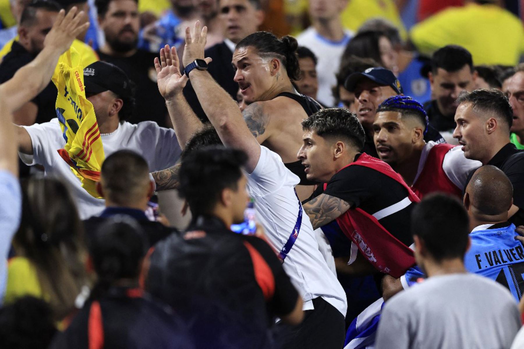Darwin Nuñez de Uruguay reacciona ante los fanáticos en las gradas después del partido semifinal de la CONMEBOL Copa América 2024 entre Uruguay y Colombia en el estadio Bank of America en Charlotte, Carolina del Norte. Foto: AFP