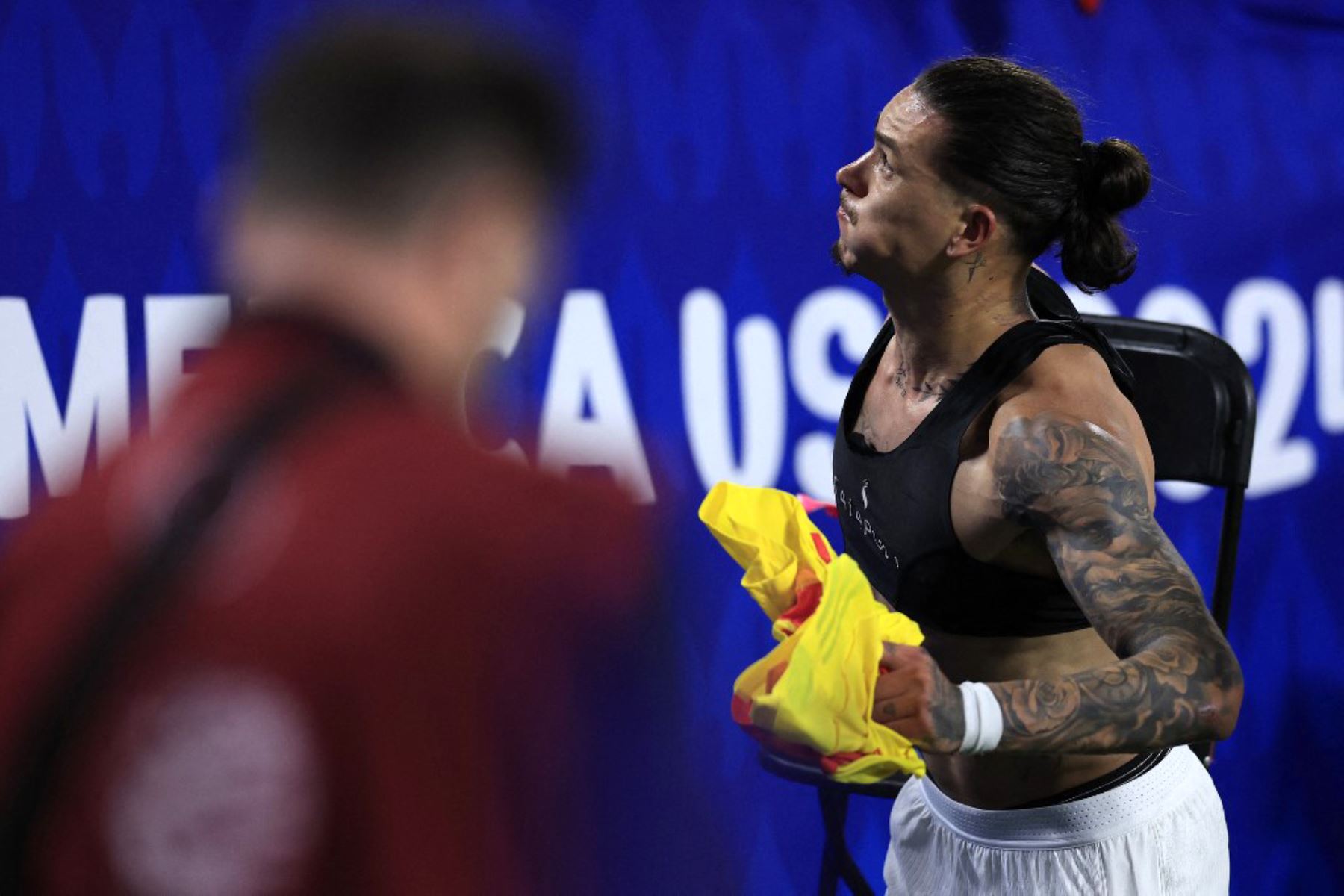 Darwin Nuñez de Uruguay reacciona ante los fanáticos en las gradas después del partido semifinal de la CONMEBOL Copa América 2024 entre Uruguay y Colombia en el estadio Bank of America en Charlotte, Carolina del Norte. Foto: AFP