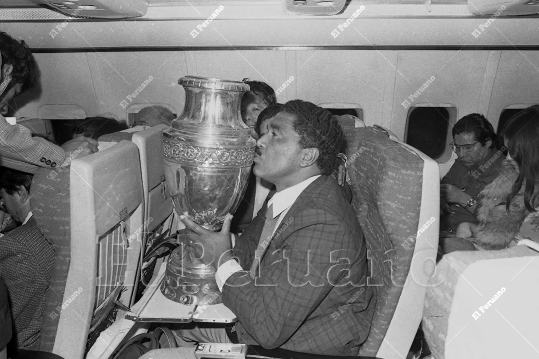 Lima - 30 octubre 1975 / El entrenador Marcos Calderón besa la Copa América a bordo del avión que trajo a la selección peruana de fútbol. Perú se coronó campeón sudamericano al vencer a Colombia por 1-0 en Caracas. Foto: Archivo Histórico de El Peruano / Raúl Sagástegui