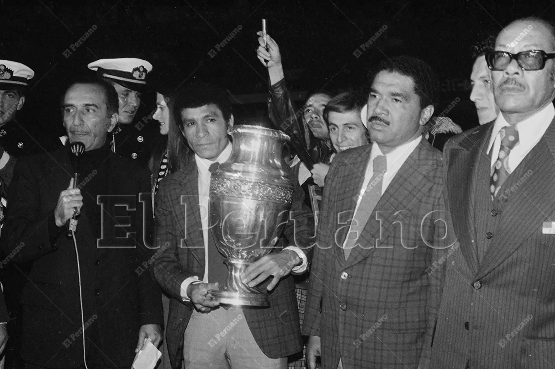 Lima - 30 octubre 1975 / Héctor Chumpitaz y Marcos Calderón con la Copa América. La selección peruana de fútbol recibió un multitudinario homenaje en el Estadio Nacional. Perú se alzó con la Copa América luego de derrotar a Colombia en Caracas. Foto: Archivo Histórico de El Peruano / Alejandro Aguirre
