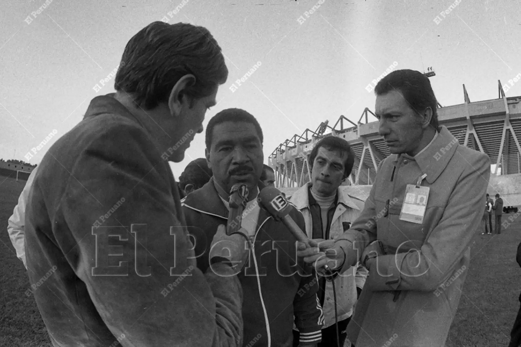 Córdoba, Argentina - 1 junio 1978  / El entrenador Marcos Calderón declara a la prensa luego de los entrenamientos de la selección peruana de fútbol previo a su debut con Escocia en el mundial  Argentina 78. Foto: Archivo Histórico de El Peruano / Rolando Ángeles