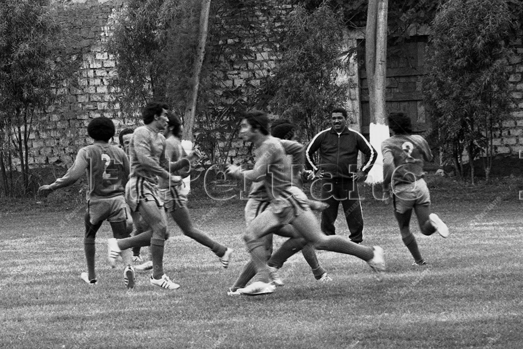 Lima -  20 octubre 1975 / Marcos Calderón dirigiendo los entrenamientos de la selección peruana de fútbol en el proceso de la Copa América. Foto: Archivo Histórico de El Peruano