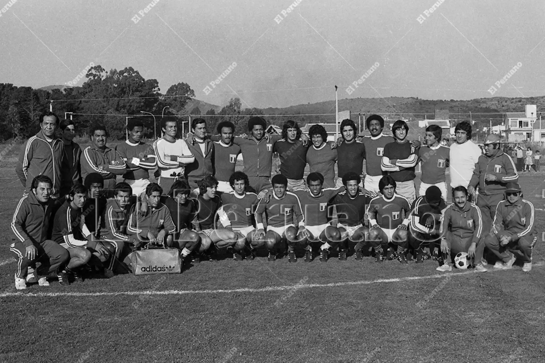 Córdoba, Argentina - 1 junio 1978  / El entrenador Marcos Calderón posa con la  selección peruana de fútbol  antes de su debut con Escocia en el mundial  Argentina 78. Foto: Archivo Histórico de El Peruano / Rolando Ángeles