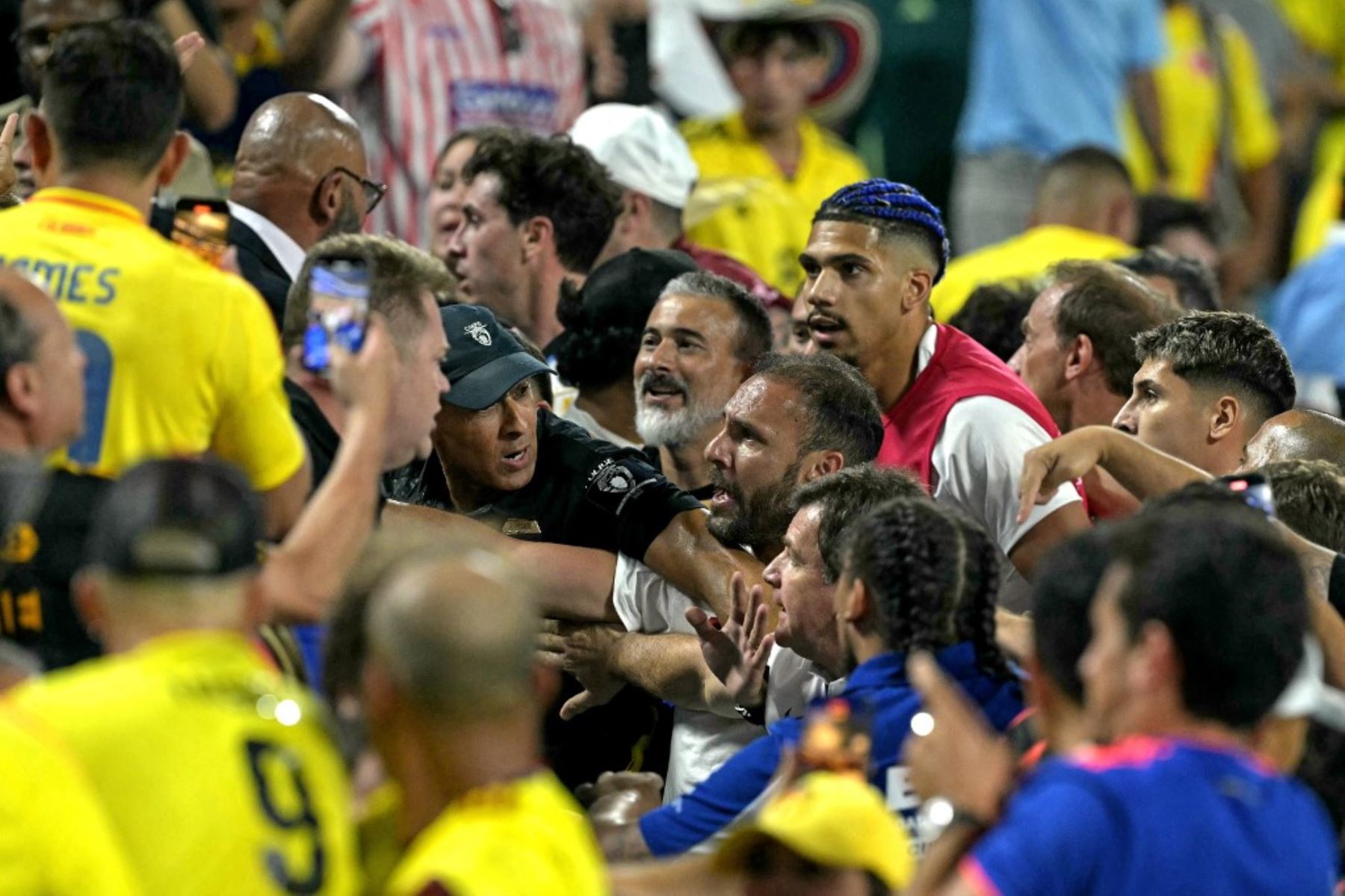 Luego del partido entre Uruguay y Colombia, jugadores 