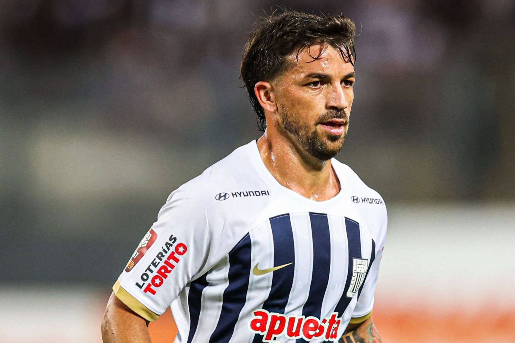 Gabriel Costa disputando el partido con Alianza Lima ante Los Chankas en el estadio Nacional.