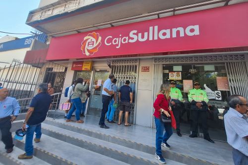 En la ciudad de Piura, decenas de clientes de Caja Sullana se mostraron sorprendidos por la intervención de la SBS. Foto: Mario Moncada