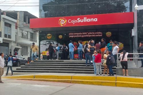 Caja Sullana en Piura, público acude a preguntar situación de entidad financiera. Foto: ANDINA/ Mario Moncada