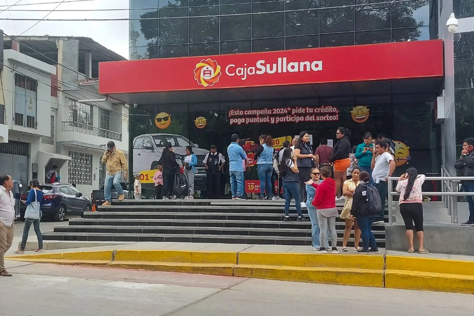 Caja Sullana en Piura, público acude a preguntar situación de entidad financiera. Foto: ANDINA/ Mario Moncada