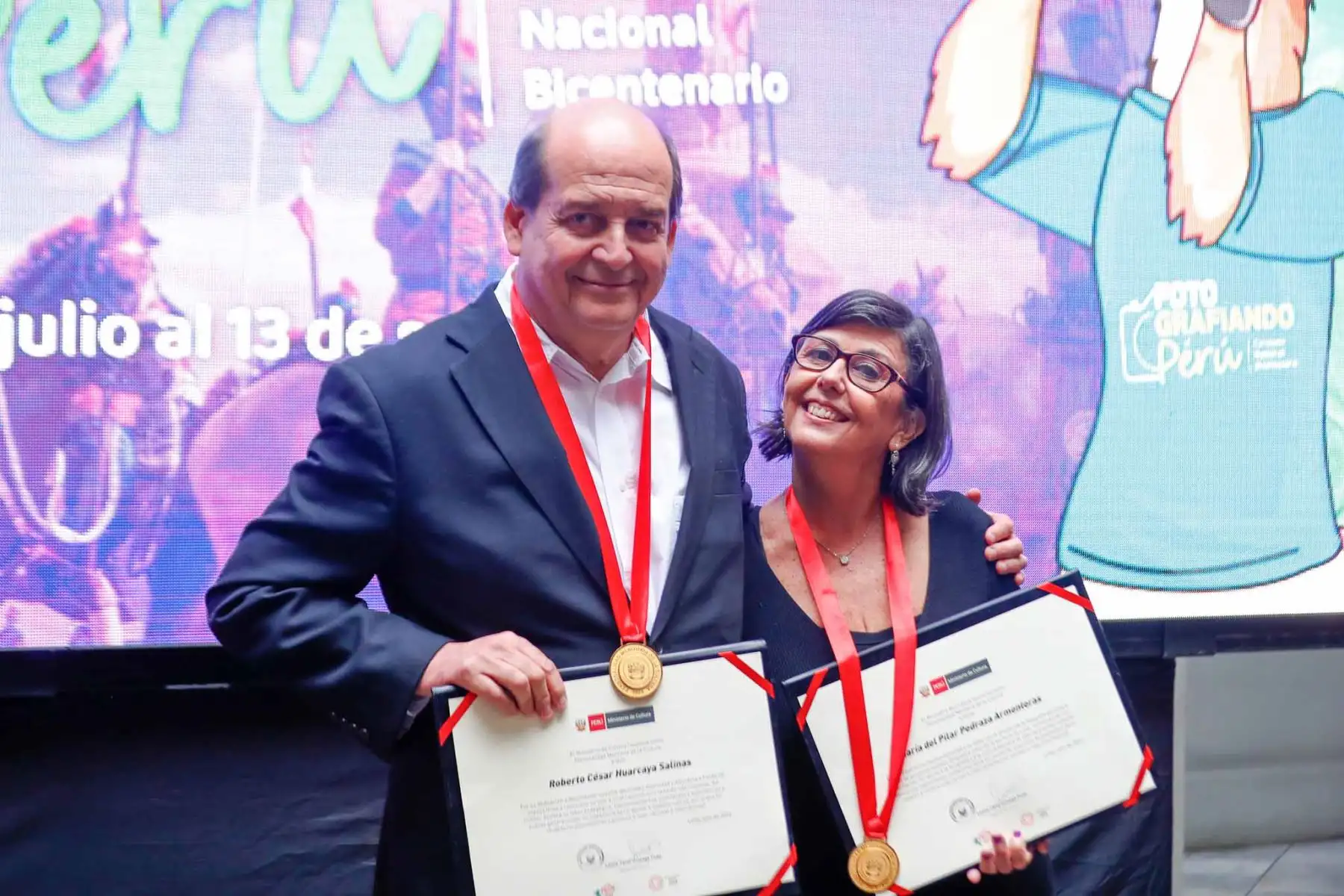 Durante el lanzamiento del Concurso Nacional Bicentenario "Fotografiando el Perú" en el Centro Cultural Inca Garcilaso de la Vega también se reconoció como Personalidad Meritoria de la Cultura a dos destacados fotógrafos peruanos como Roberto Huarcaya y Pilar Pedraza, cuya trayectoria y labor han aportado en la difusión de la cultura peruana. Foto: ANDINA/Daniel Bracamonte