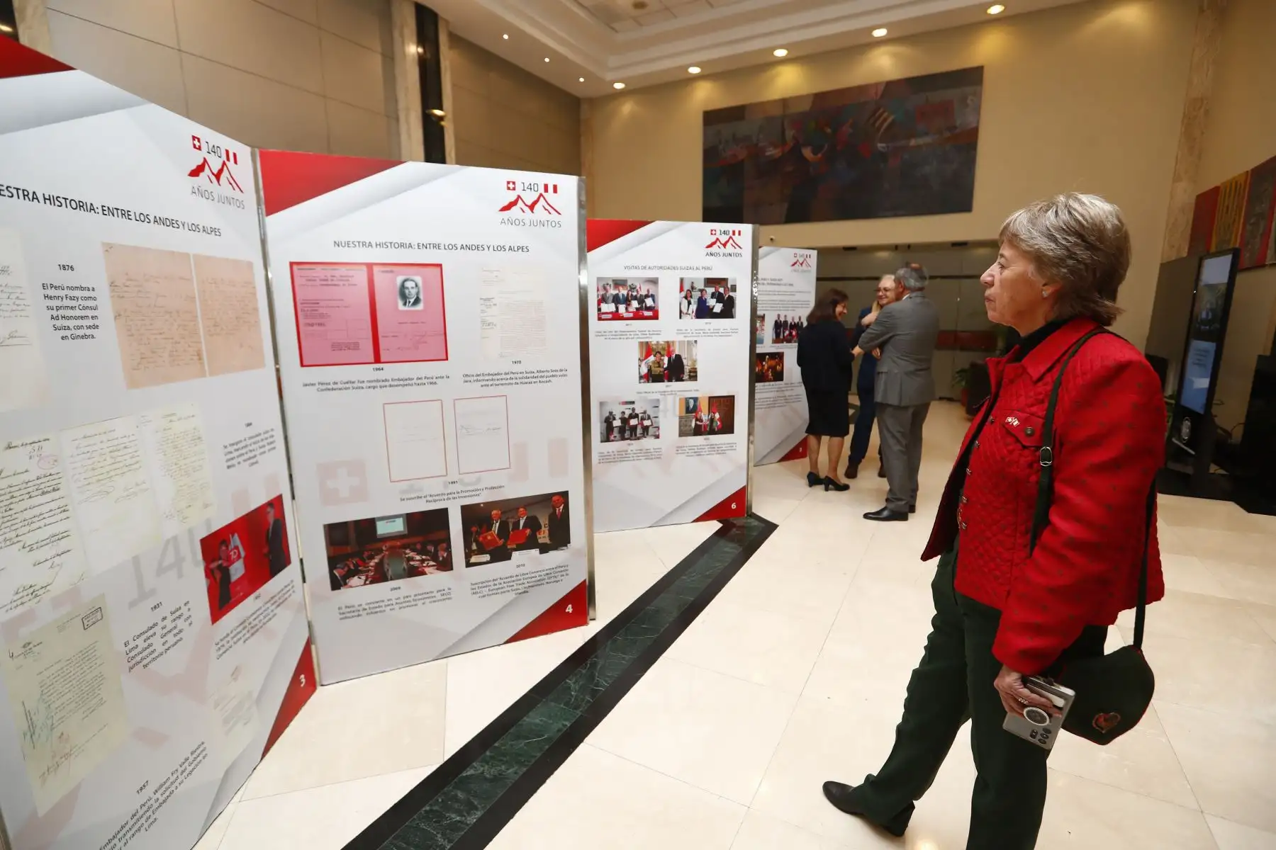 El ministro de Relaciones Exteriores de Perú, Javier González-Olaechea, y el ministro de Relaciones Exteriores de Suiza, Ignazio Cassis, participaron en la inauguración de la exposición documental "Perú y Suiza, 140 años juntos", en la sede central del Ministerio de Relaciones Exteriores en el Cercado de Lima. Foto: ANDINA/Daniel Bracamonte