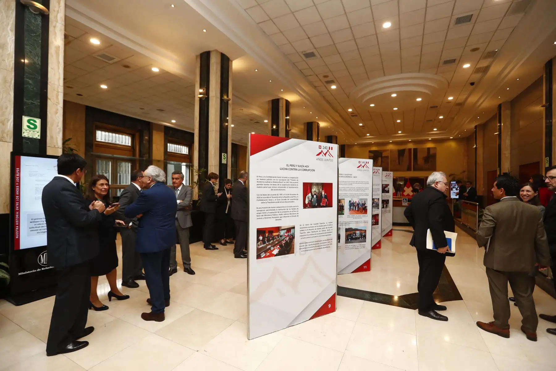 El ministro de Relaciones Exteriores de Perú, Javier González-Olaechea, y el ministro de Relaciones Exteriores de Suiza, Ignazio Cassis, participaron en la inauguración de la exposición documental "Perú y Suiza, 140 años juntos", en la sede central del Ministerio de Relaciones Exteriores en el Cercado de Lima. Foto: ANDINA/Daniel Bracamonte