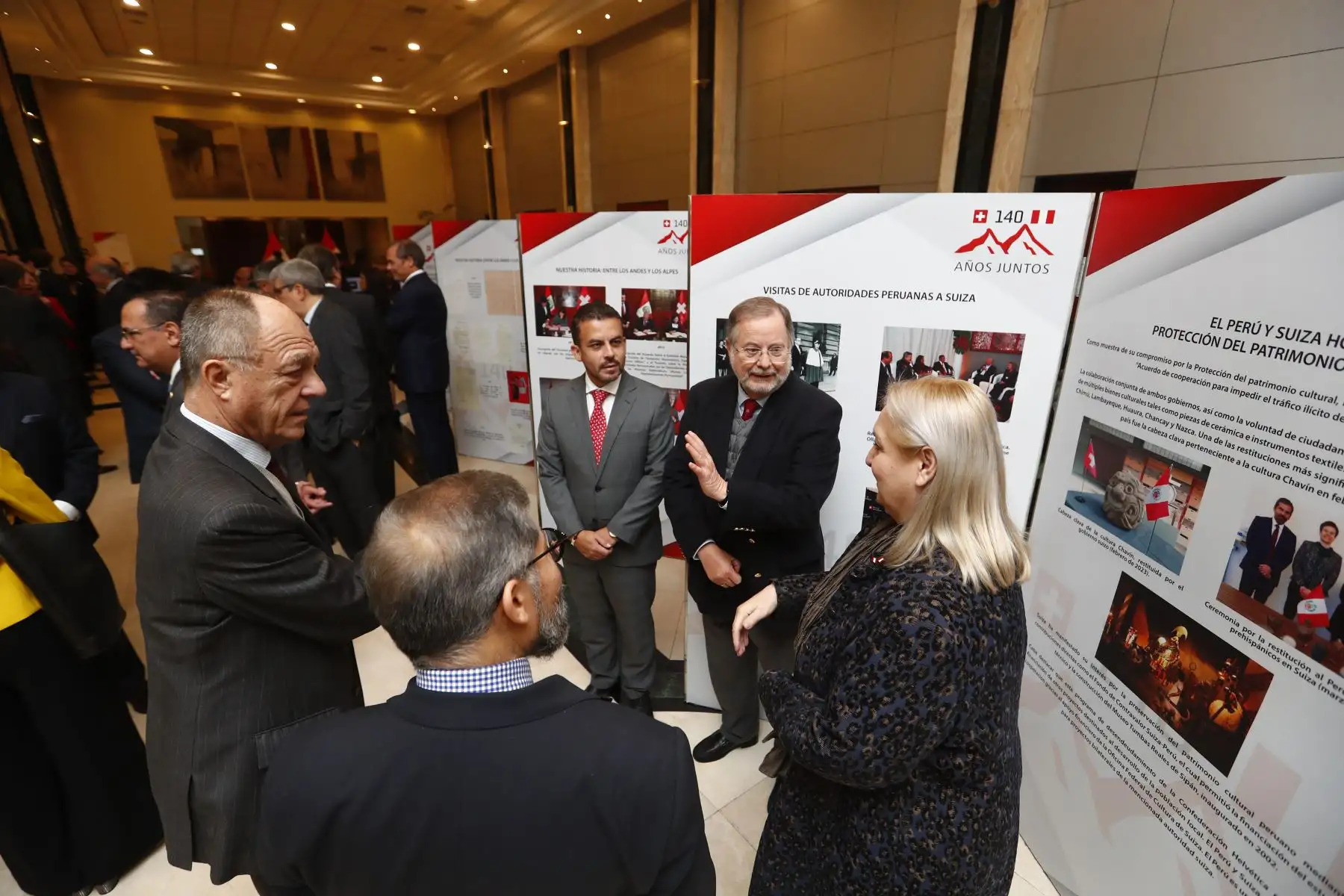 El ministro de Relaciones Exteriores de Perú, Javier González-Olaechea, y el ministro de Relaciones Exteriores de Suiza, Ignazio Cassis, participaron en la inauguración de la exposición documental "Perú y Suiza, 140 años juntos", en la sede central del Ministerio de Relaciones Exteriores en el Cercado de Lima. Foto: ANDINA/Daniel Bracamonte