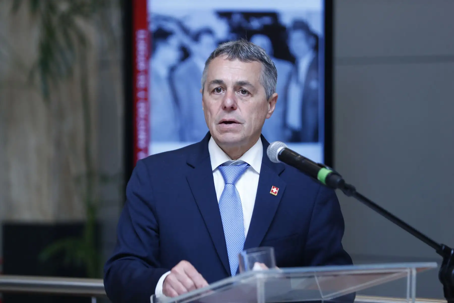 El ministro de Relaciones Exteriores de Perú, Javier González-Olaechea, y el ministro de Relaciones Exteriores de Suiza, Ignazio Cassis, participaron en la inauguración de la exposición documental "Perú y Suiza, 140 años juntos", en la sede central del Ministerio de Relaciones Exteriores en el Cercado de Lima. Foto: ANDINA/Daniel Bracamonte