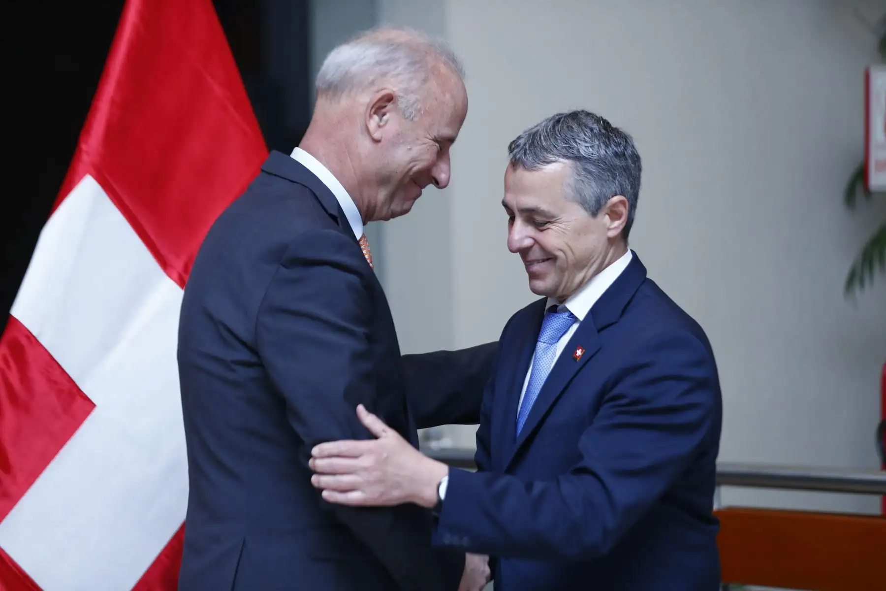 El ministro de Relaciones Exteriores de Perú, Javier González-Olaechea, y el ministro de Relaciones Exteriores de Suiza, Ignazio Cassis, participaron en la inauguración de la exposición documental "Perú y Suiza, 140 años juntos", en la sede central del Ministerio de Relaciones Exteriores en el Cercado de Lima. Foto: ANDINA/Daniel Bracamonte