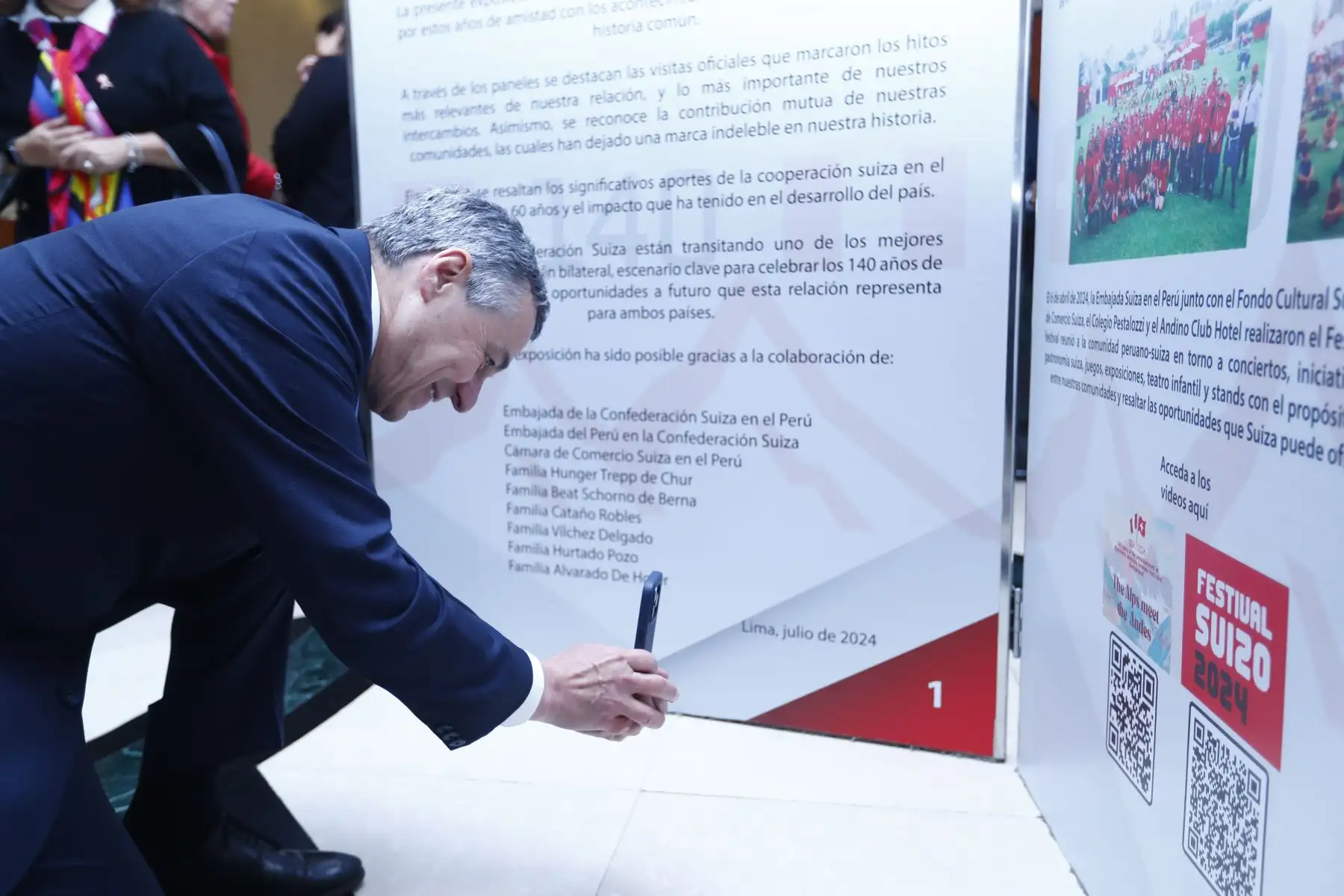 El ministro de Relaciones Exteriores de Perú, Javier González-Olaechea, y el ministro de Relaciones Exteriores de Suiza, Ignazio Cassis, participaron en la inauguración de la exposición documental "Perú y Suiza, 140 años juntos", en la sede central del Ministerio de Relaciones Exteriores en el Cercado de Lima. Foto: ANDINA/Daniel Bracamonte