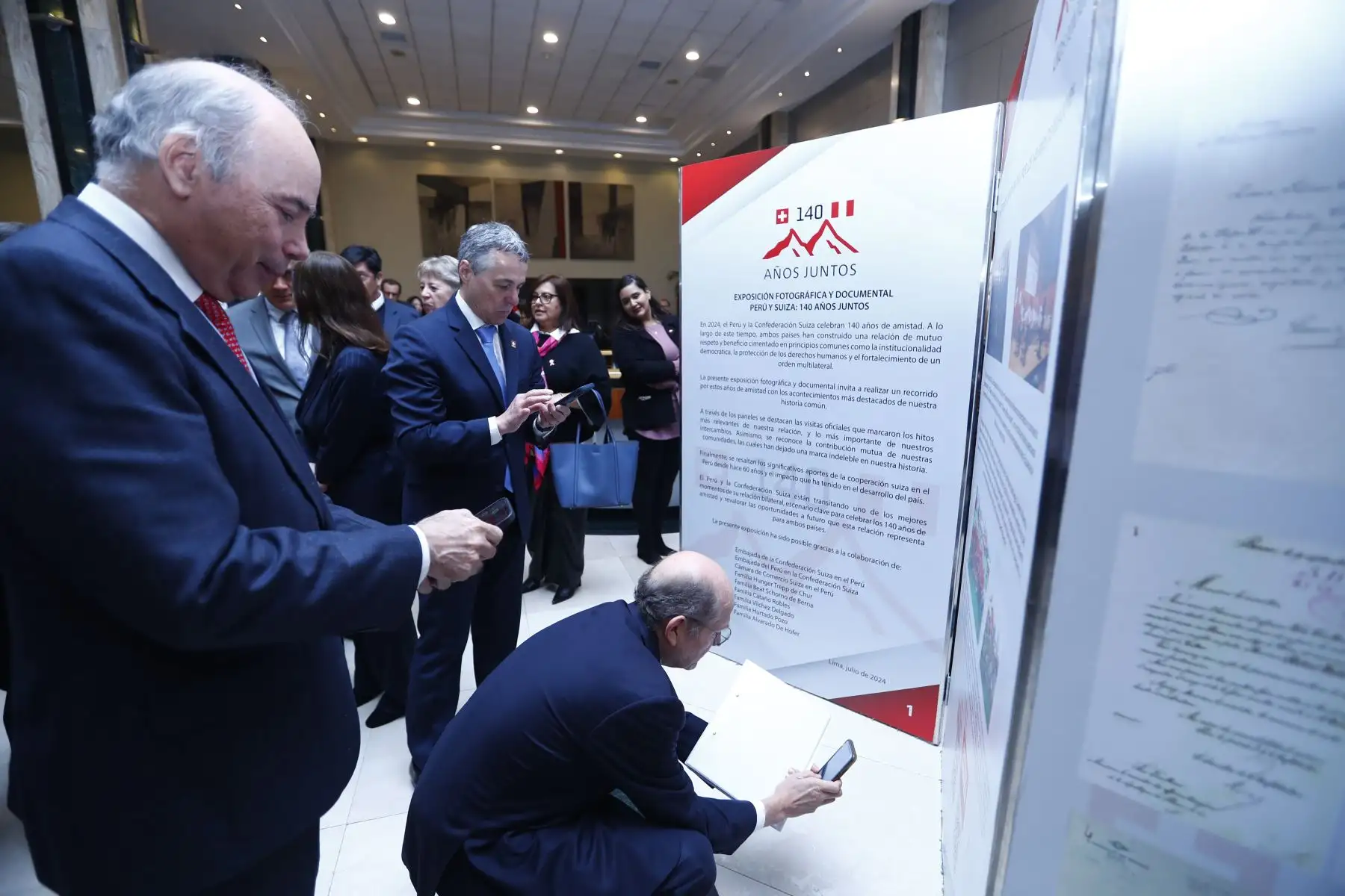 El ministro de Relaciones Exteriores de Perú, Javier González-Olaechea, y el ministro de Relaciones Exteriores de Suiza, Ignazio Cassis, participaron en la inauguración de la exposición documental "Perú y Suiza, 140 años juntos", en la sede central del Ministerio de Relaciones Exteriores en el Cercado de Lima. Foto: ANDINA/Daniel Bracamonte