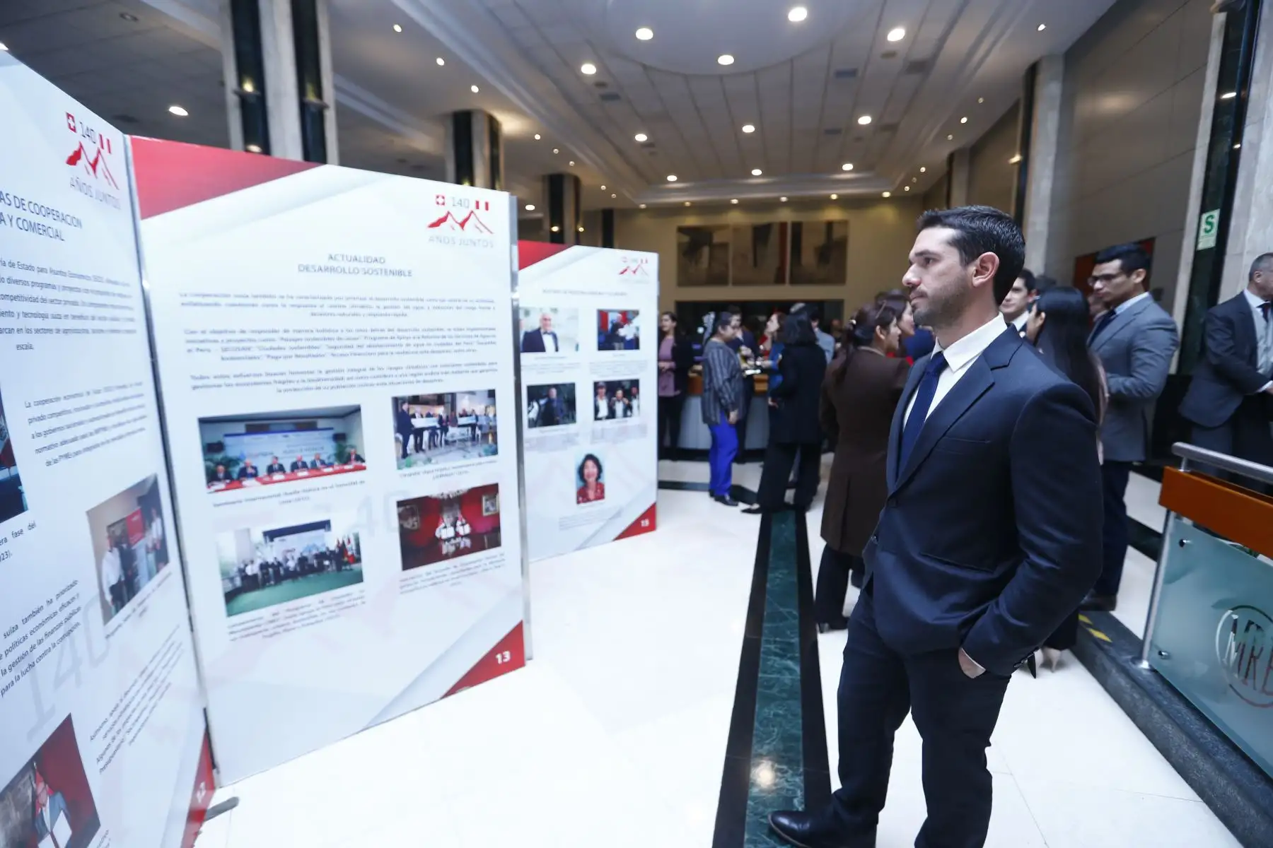 El ministro de Relaciones Exteriores de Perú, Javier González-Olaechea, y el ministro de Relaciones Exteriores de Suiza, Ignazio Cassis, participaron en la inauguración de la exposición documental "Perú y Suiza, 140 años juntos", en la sede central del Ministerio de Relaciones Exteriores en el Cercado de Lima. Foto: ANDINA/Daniel Bracamonte