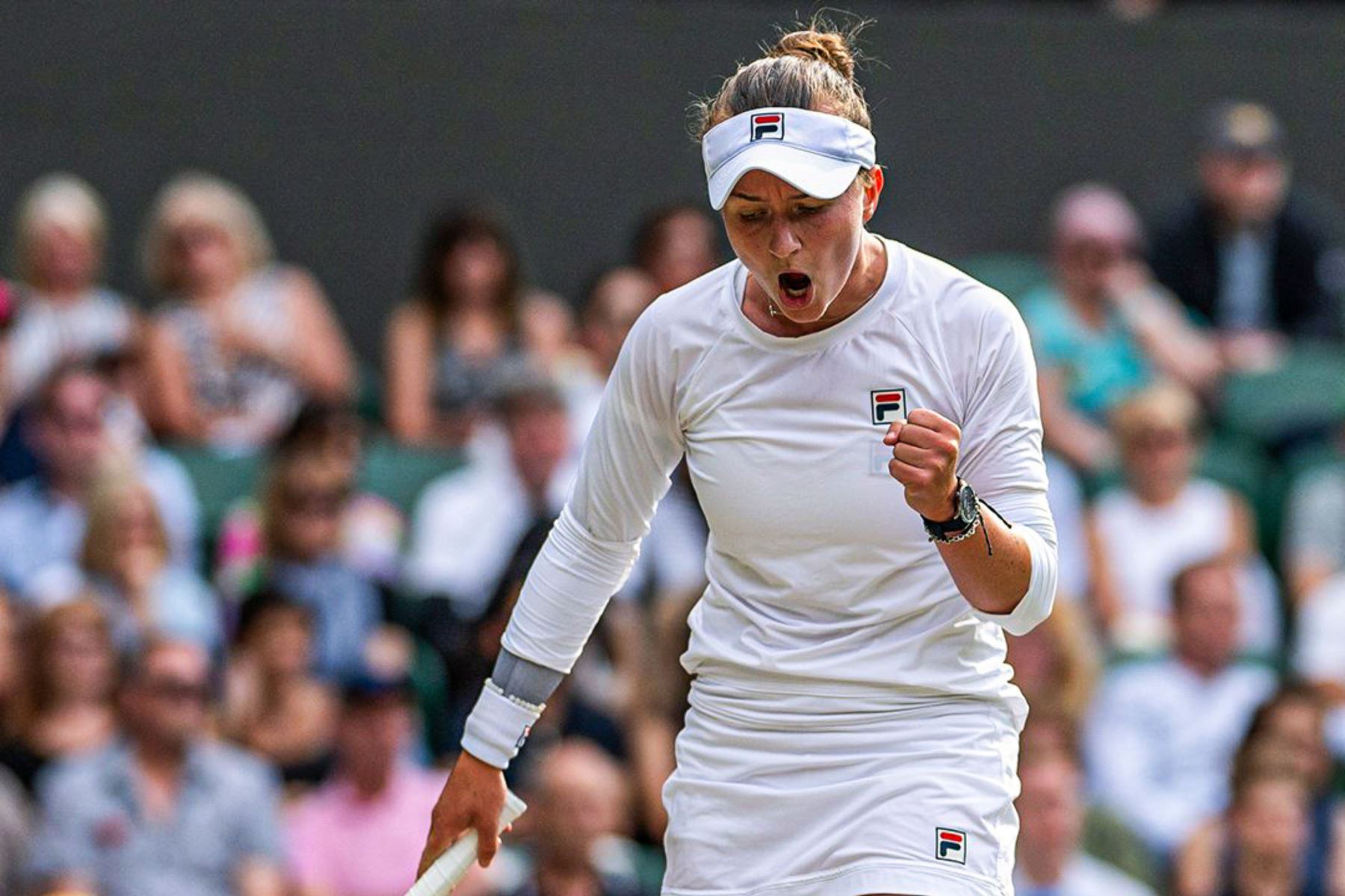 Barbora Krejcikova disputando el campeonato de Wimbledon.