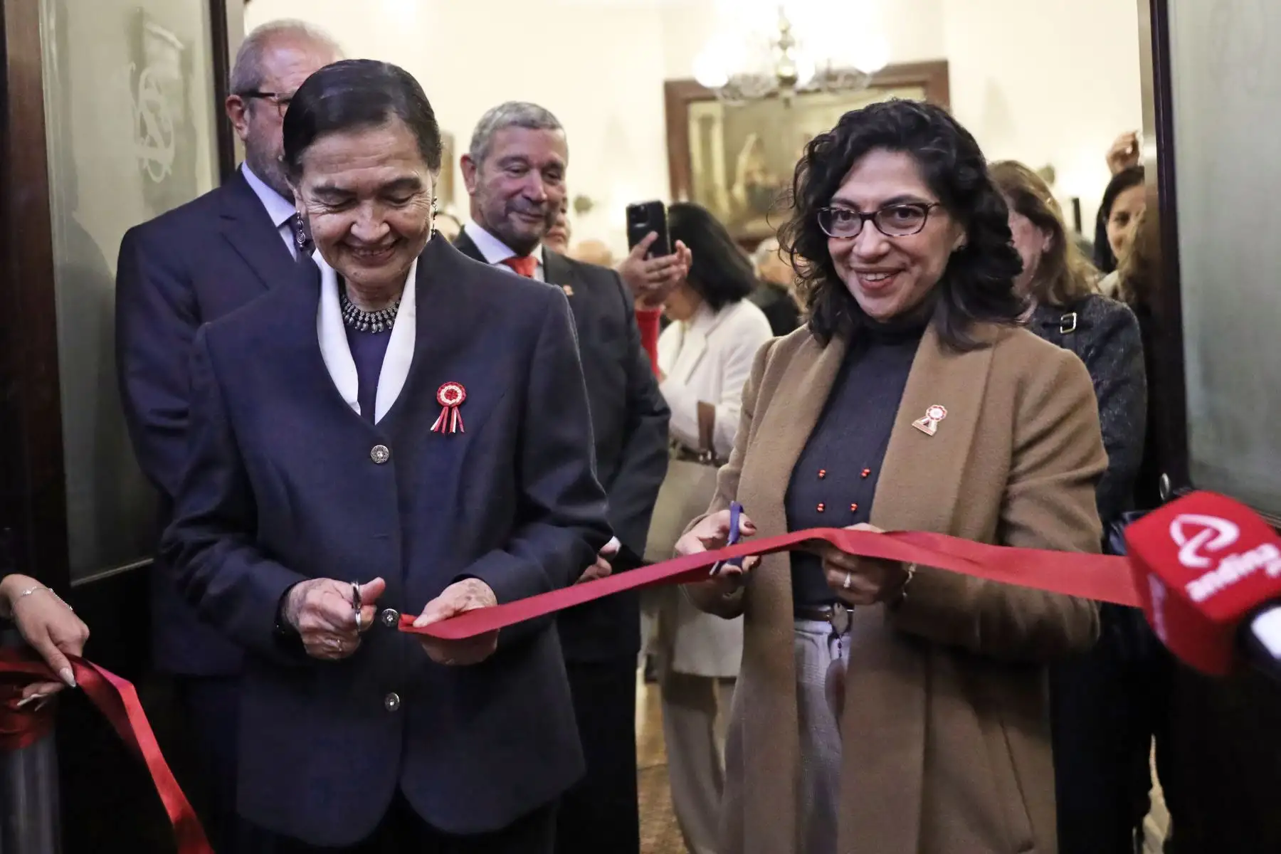Investigadora Ruth Shady y la ministra de Cultura Leslie Urteaga, cortan la cinta dando por inaugurada la exposición “Ciudad Sagrada de Caral, Patrimonio Mundial y los valores de la civilización Caral. Reflexiones para el buen vivir”. Foto: ANDINA/ Connie Calderon