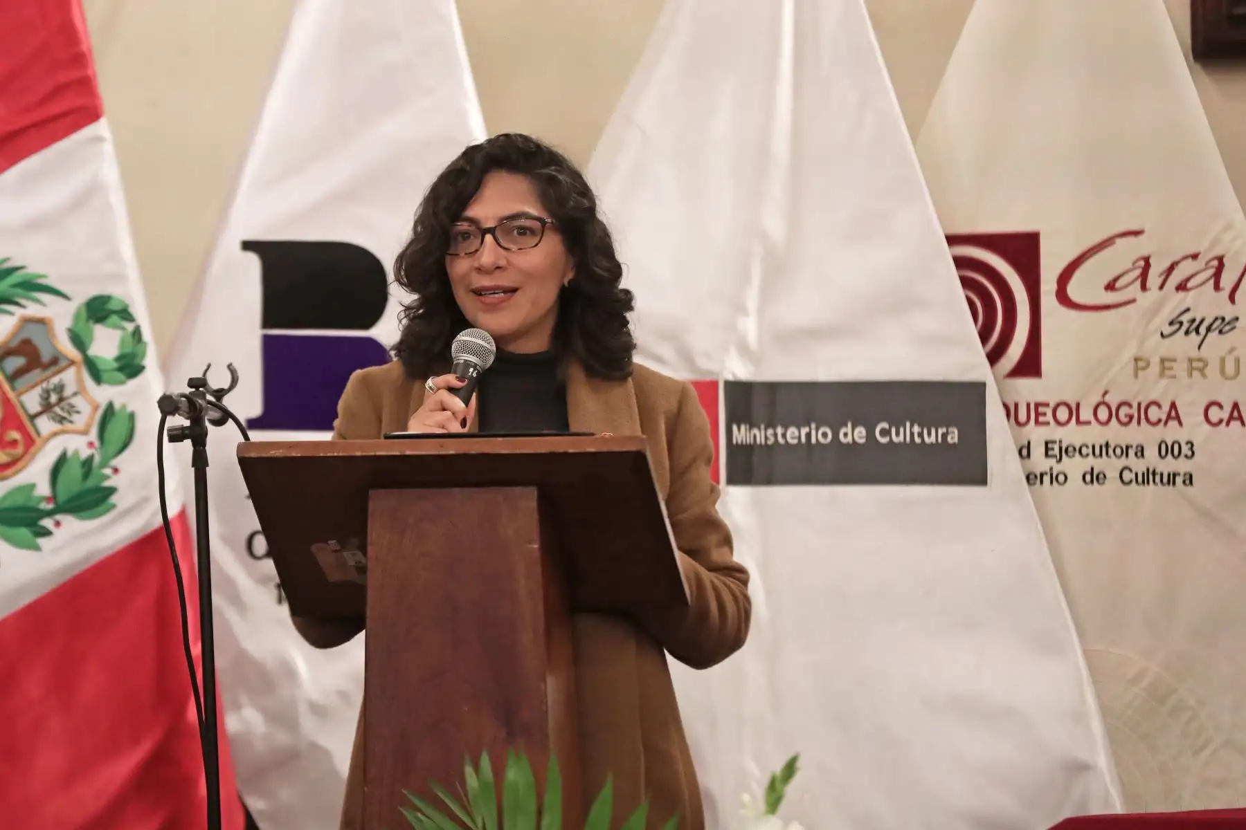 La ministra de Cultura Leslie Urteaga, manifestó su reconocimiento hacia el importante trabajo de investigación sobre la Ciudad Sagrada de Caral. Foto: ANDINA/ Connie Calderon