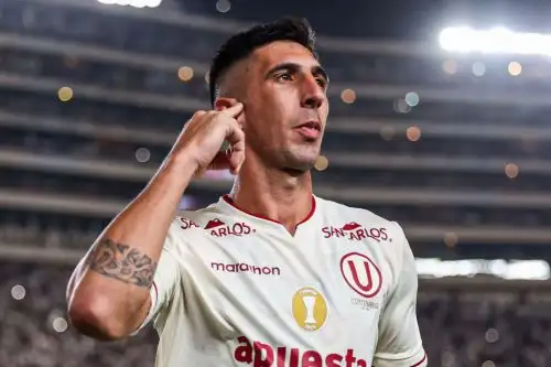 Diego Dorregaray vistiendo la camiseta de Universitario de Deportes.