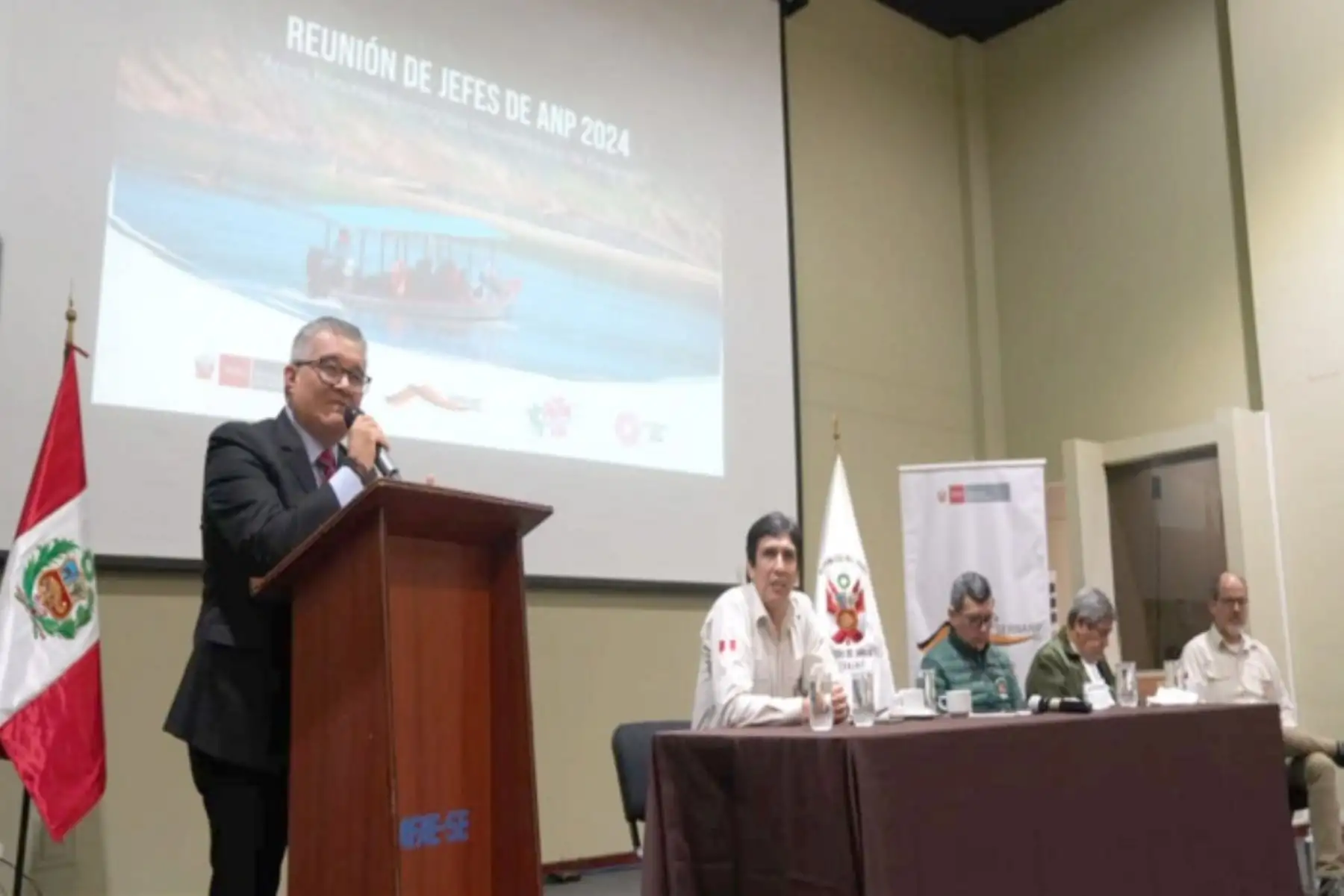 Ministro del Ambiente, Juan Carlos Castro, participa en Reunión de jefes de Áreas Naturales Protegidas 2024, realizada por el Sernanp.