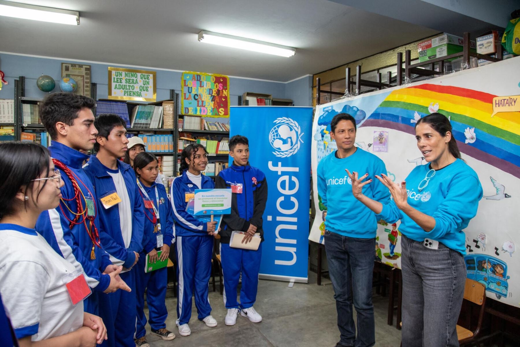 Escolares del colegio La Flor, en Carabayllo, recibieron la visita de los artistas Gianella Neyra y André Silva. Foto: Unicef/Cortesía.