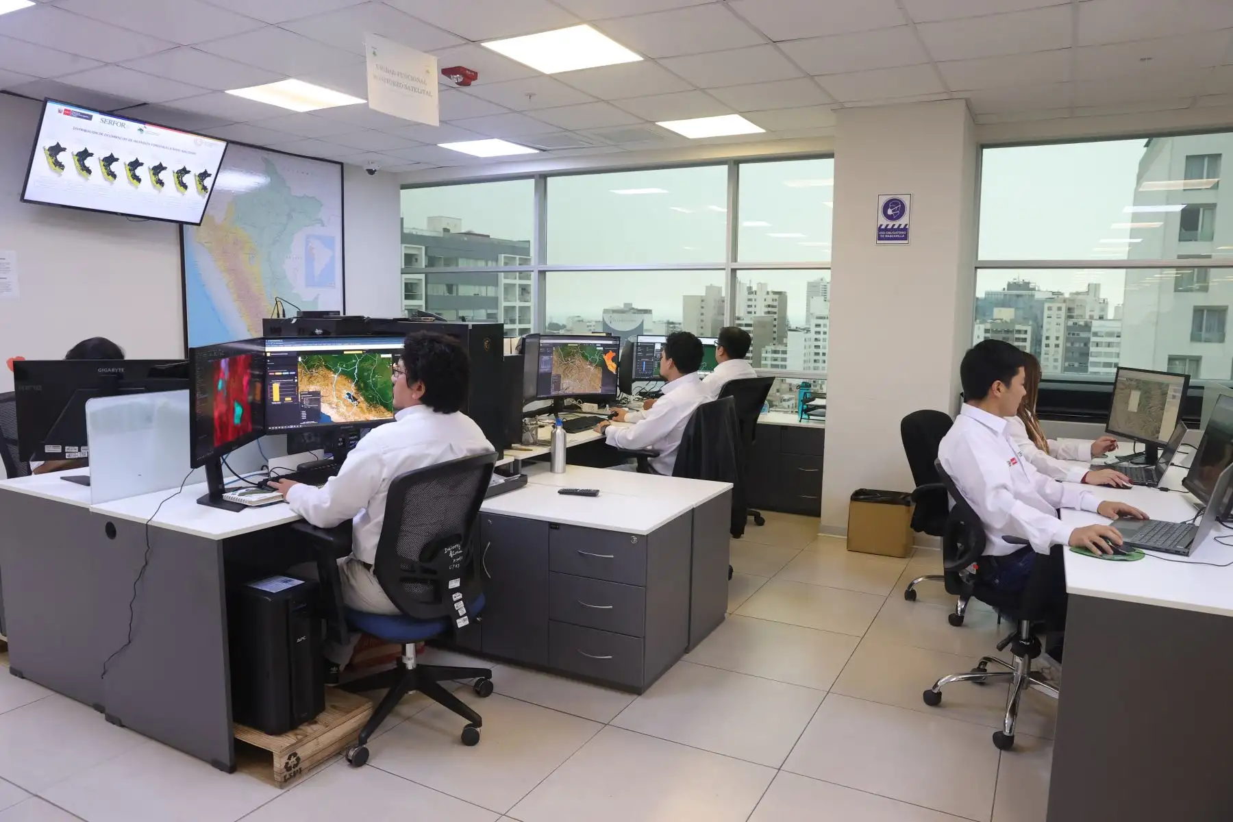 La Unidad Funcional de Monitoreo Satelital del SERFOR emite diariamente reportes de focos de calor y realiza su difusión a las autoridades locales así como a las instituciones involucradas en la gestión de riesgos ante incendios forestales. Foto: ANDINA/Melina Mejía