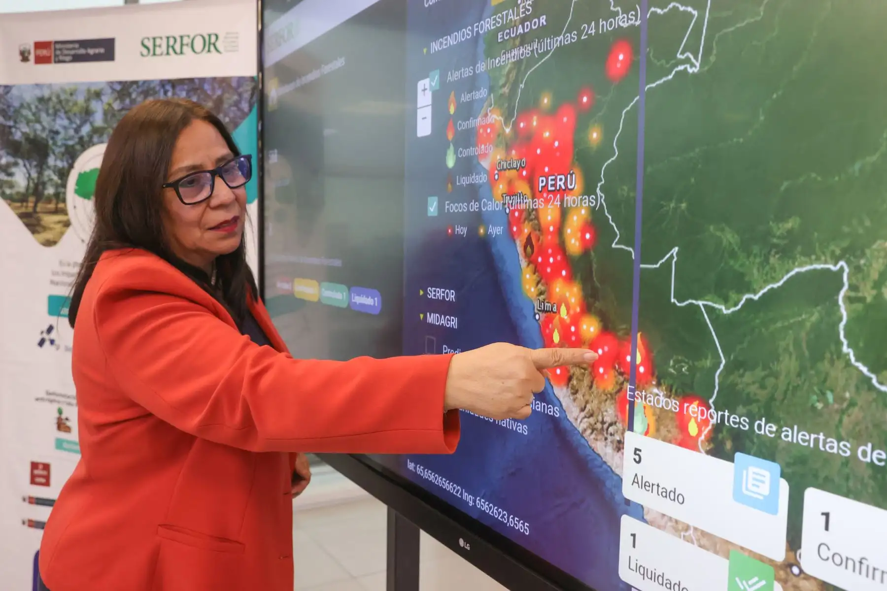 Nelly Paredes, presidenta ejecutiva de  SERFOR, explica como funciona este sistema de alerta satelital. Foto: ANDINA/Melina Mejía