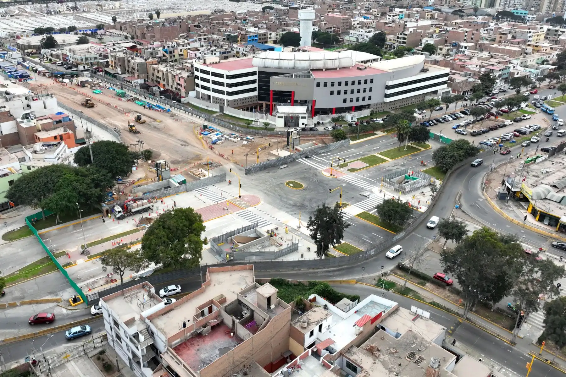 Inmediaciones de la estación Juan Pablo II de la Línea 2 del Metro de Lima y Callao, en donde a partir de la quincena de julio se reabrirá un tramo ubicado en el cruce de las avenidas Óscar Benavides y Santa Rosa para el transporte público y privado, luego de años de obras de construcción en el Callao. Foto: ANDINA/Daniel Bracamonte