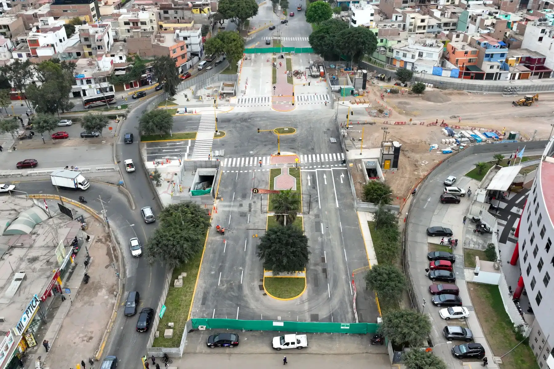Inmediaciones de la estación Juan Pablo II de la Línea 2 del Metro de Lima y Callao, en donde a partir de la quincena de julio se reabrirá un tramo ubicado en el cruce de las avenidas Óscar Benavides y Santa Rosa para el transporte público y privado, luego de años de obras de construcción en el Callao. Foto: ANDINA/Daniel Bracamonte