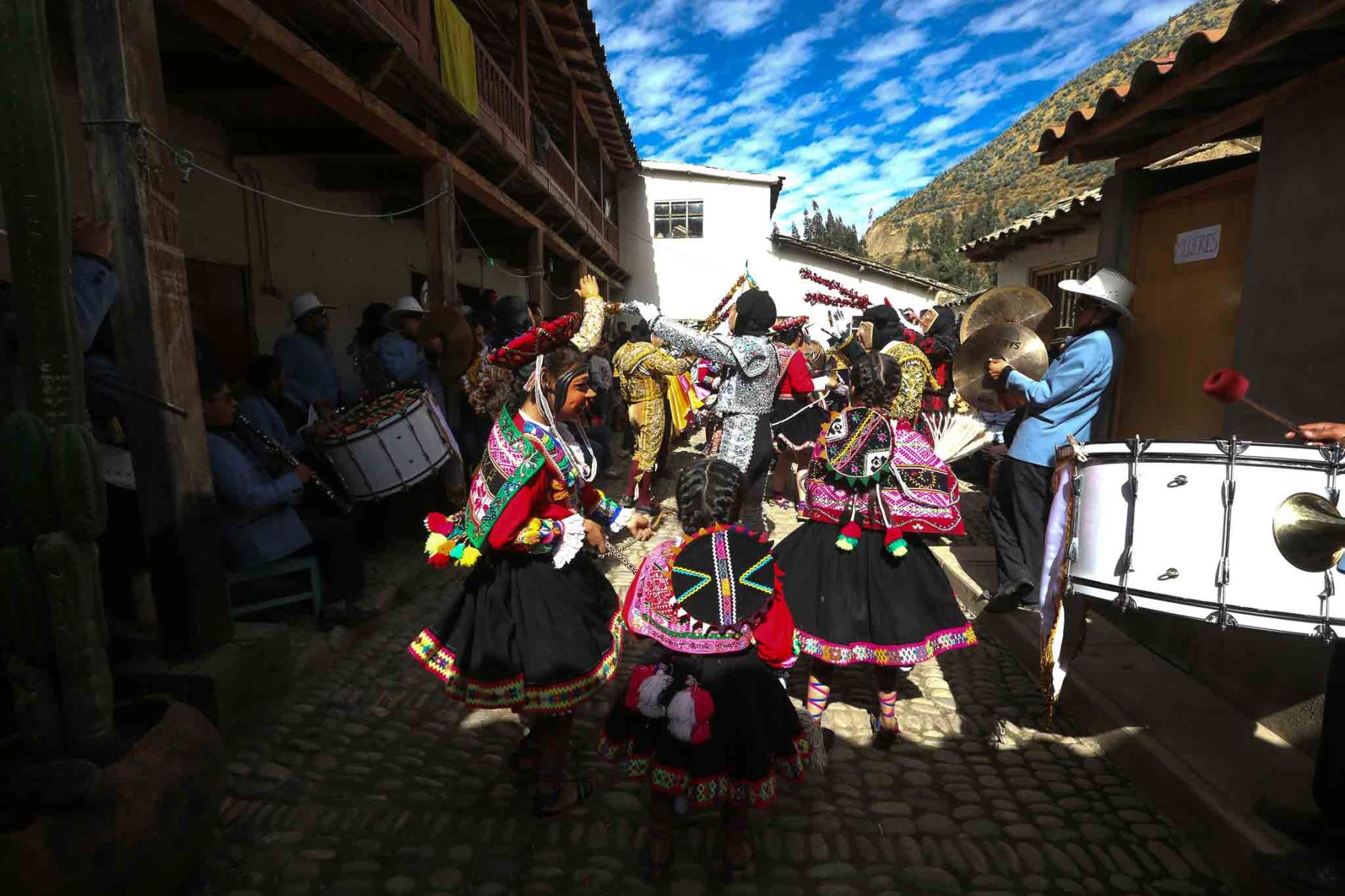 Waca Waca. Danza de origen colonial que satiriza la fiesta taurina española, en su significado y movimientos de sus personajes que son: un toro, dos o más toreros. Uno de los componentes vestido de blanco (toro) con mascara de malla negra y con enjalma prendida en la espalda, porta una figura que representa el toro de lidia. Foto: ANDINA/ Carlos Lezama Villantoy