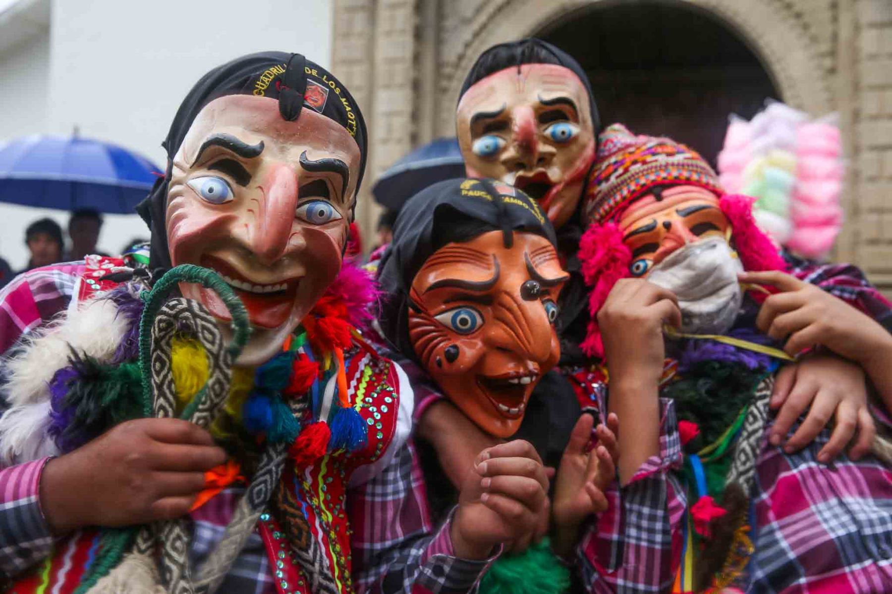 Maqta. Es un personaje que representa al campesino, son los bufones de la fiesta en honor a la Virgen del Carmen que se encargan de hacer bromas y diálogos picarescos con el público. Su vestimenta consta de un vistoso chullo, una máscara de yeso de expresión alegre, chaleco multicolor, camisa blanca, chuspa, pantalón negro de bayeta hasta la rodilla, ojotas y látigo de soguilla de lana.. Foto: ANDINA/ Carlos Lezama Villantoy