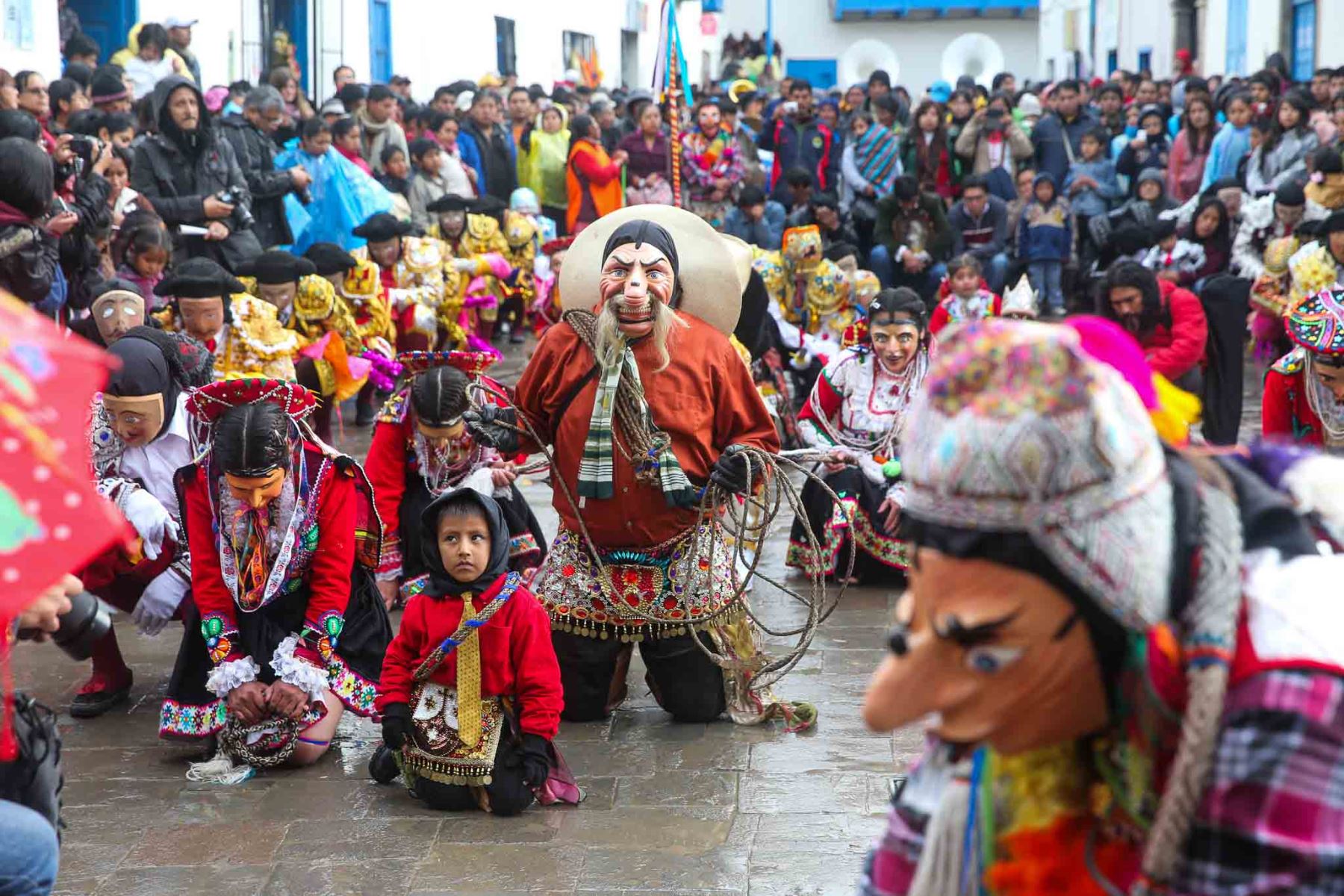 “Misa de Watatiyaykuy”, la última salida de la Virgen del Carmen de Paucartambo al atrio del templo para el tradicional “O’qaricuy”. La jornada culminará con el “Kacharpari” o fin de fiesta con el desfile de danzas por las principales calles de la ciudad y el baile general en la Plaza de Armas de Paucartambo. Foto: ANDINA/ Carlos Lezama Villantoy