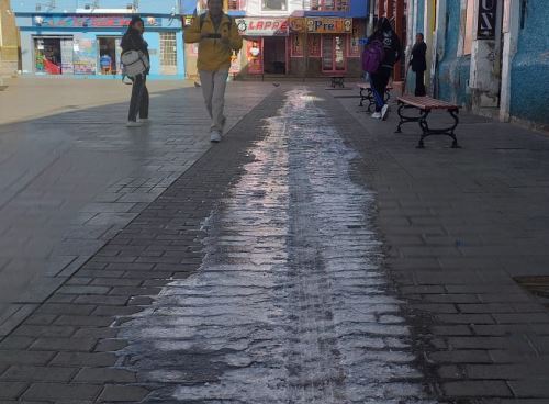 Así amaneció ayer la ciudad de Puno, con algunas calles congeladas por las bajas temperaturas que se registran en el Altiplano.