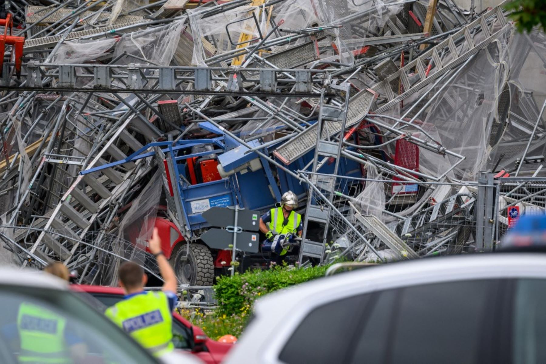 La policía suiza y los rescatistas trabajan en el lugar de un andamio derrumbado en el suburbio de Malley en Lausana, Suiza, el 12 de julio de 2024. Foto: AFP