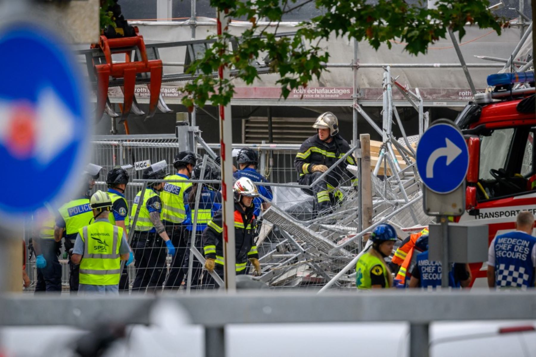 La policía suiza y los rescatistas trabajan en el lugar de un andamio derrumbado en el suburbio de Malley en Lausana, Suiza, el 12 de julio de 2024. Foto: AFP