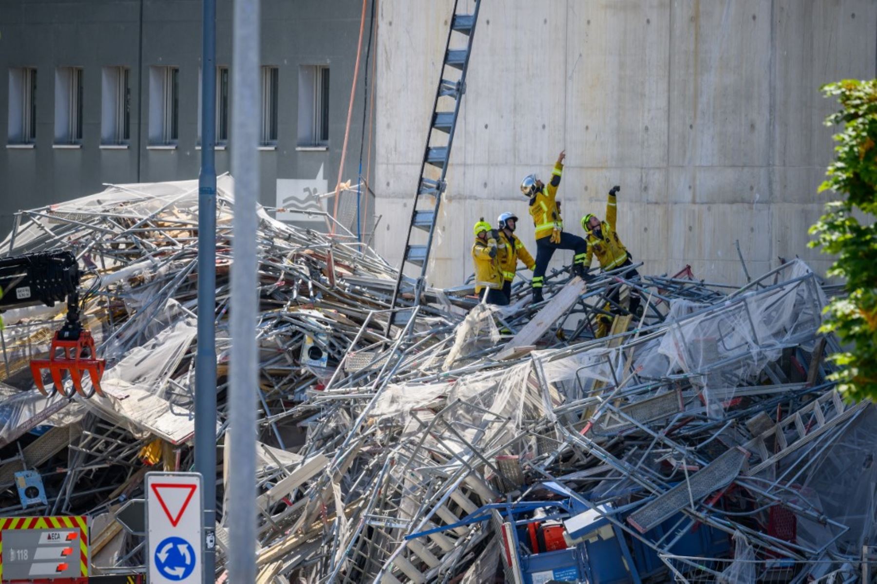 Bomberos trabajan en el lugar de un accidente de andamio que se derrumbó en el suburbio de Malley en Lausana, Suiza, el 12 de julio de 2024. Foto: AFP