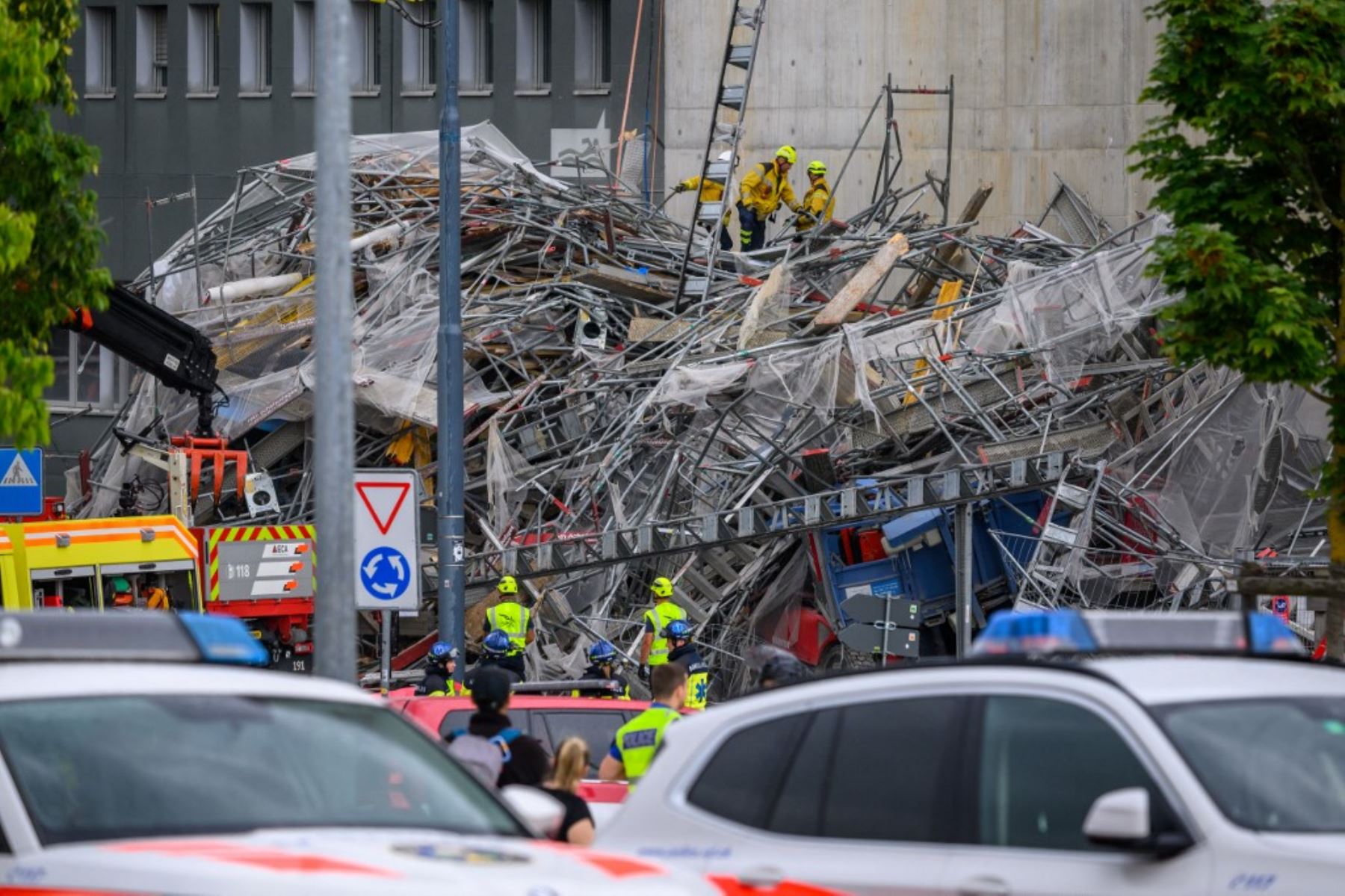 La policía suiza y los rescatistas trabajan en el lugar de un andamio derrumbado en el suburbio de Malley en Lausana, Suiza, el 12 de julio de 2024. Foto: AFP