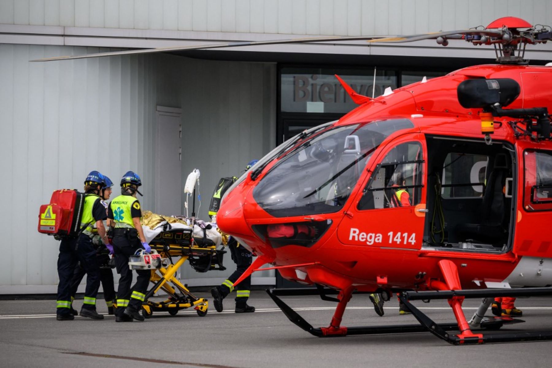 Paramédicos evacuan a un trabajador de la construcción herido en una camilla después de que un andamio colapsara en el suburbio de Malley en Lausana, Suiza, el 12 de julio de 2024. Foto: AFP