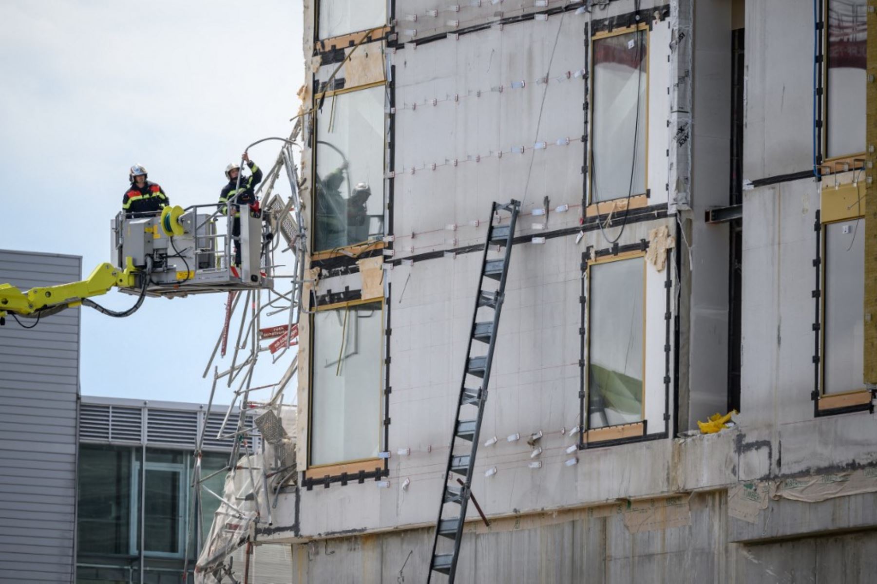 Bomberos trabajan en el lugar de un accidente de andamio que se derrumbó en el suburbio de Malley en Lausana, Suiza, el 12 de julio de 2024. Foto: AFP
