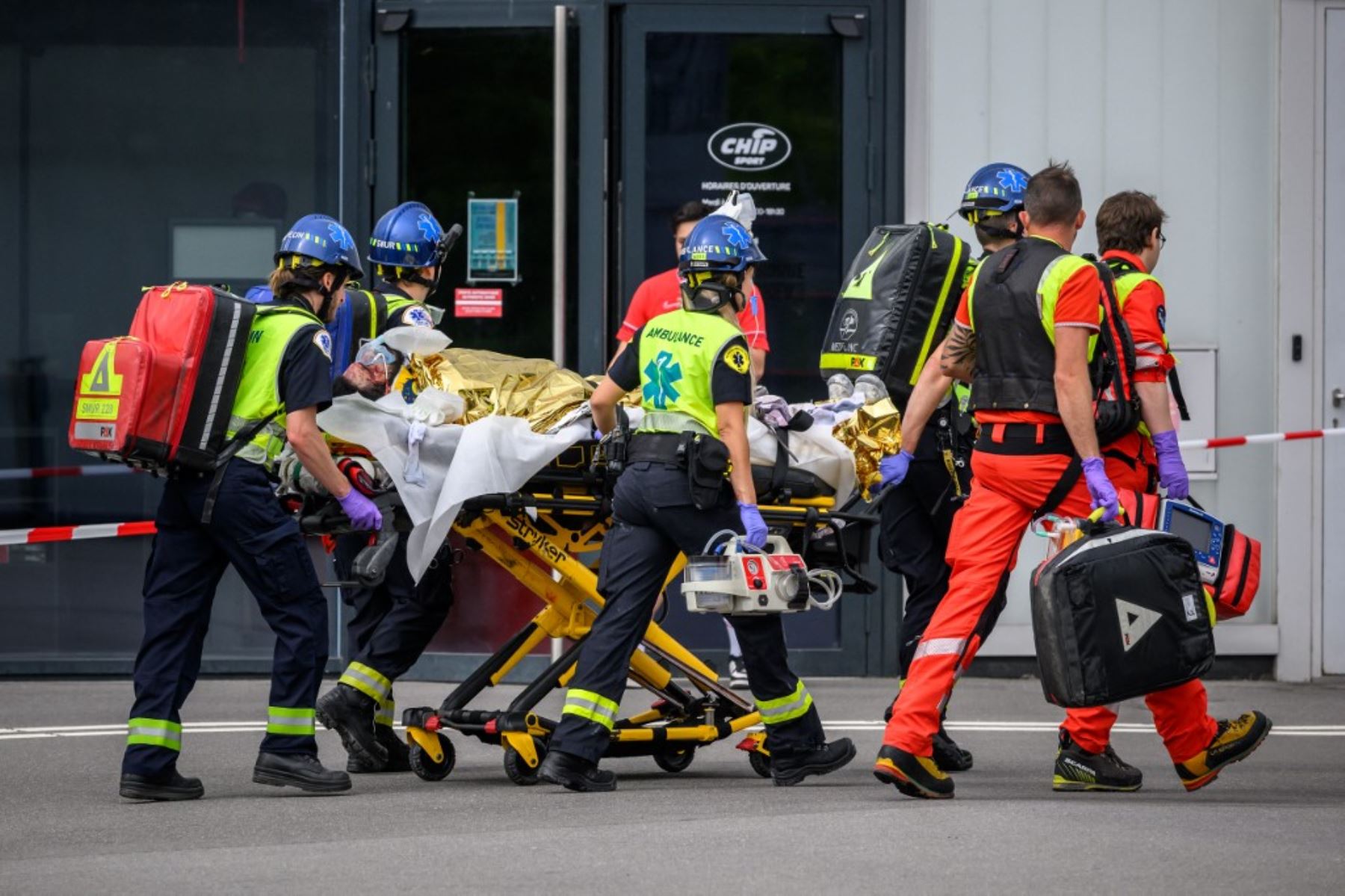 Paramédicos evacuan a un trabajador de la construcción herido en una camilla después de que un andamio colapsara en el suburbio de Malley en Lausana, Suiza, el 12 de julio de 2024. Foto: AFP