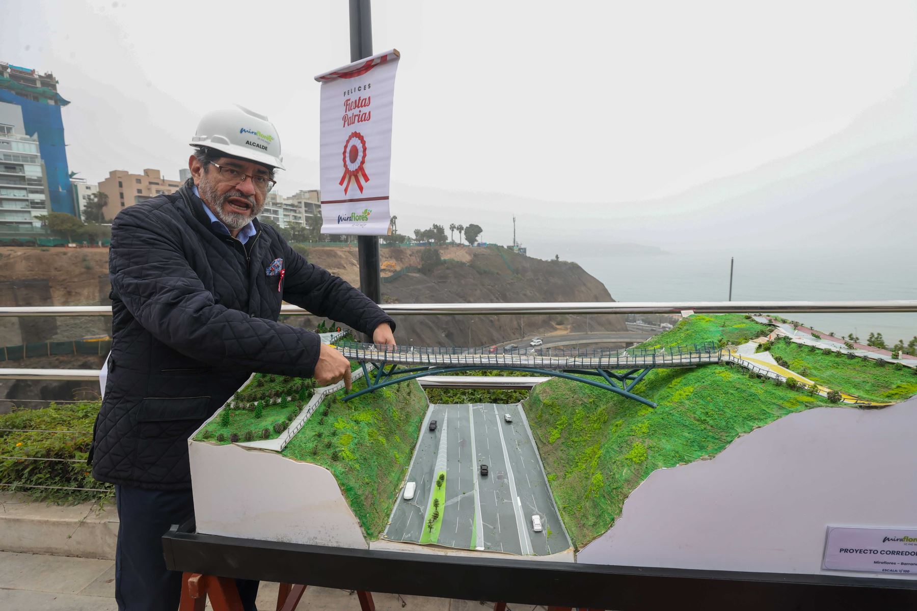 Alcalde de Miraflores supervisó en la Bajada Armendáriz los avances del corredor turístico Miraflores-Barranco, que incluye un puente con pasarela de vidrio. Foto: ANDINA/Juan Carlos Guzmán.